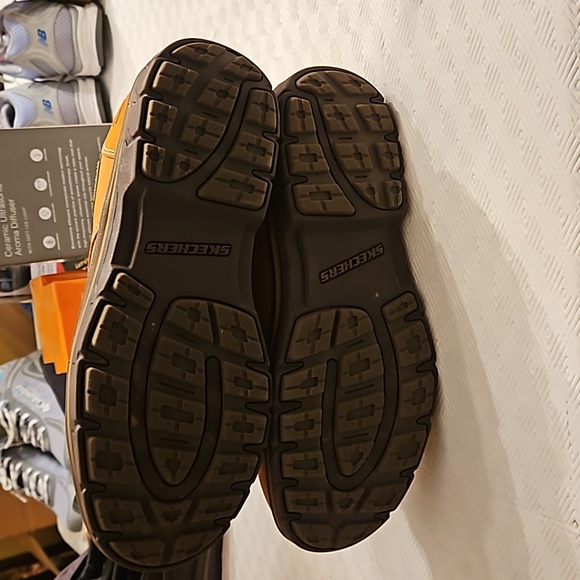 EUC Sketchers 9.5 waterproof shoes - Picture 4 of 5